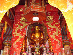 仏像と祭壇