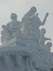 ファザード頂上の彫刻