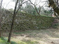 高岡城の石垣の跡
